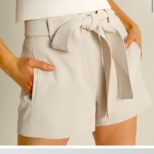 Aritzia 5” shorts in cream